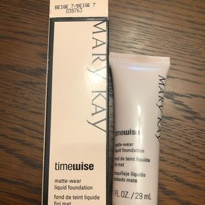 Mary Kay Matte Wear Liquid foundation Beige 7